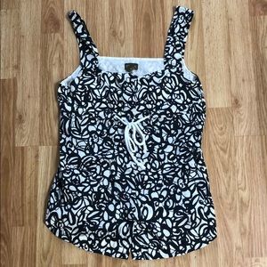 Adorable Black and White Swirled Top.